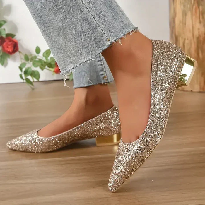 Glitzernde flache Damenschuhe mit spitzer Zehenpartie für Partys