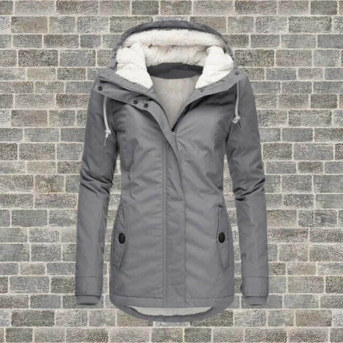 Cappotto con cappuccio e pratiche tasche per autunno e inverno