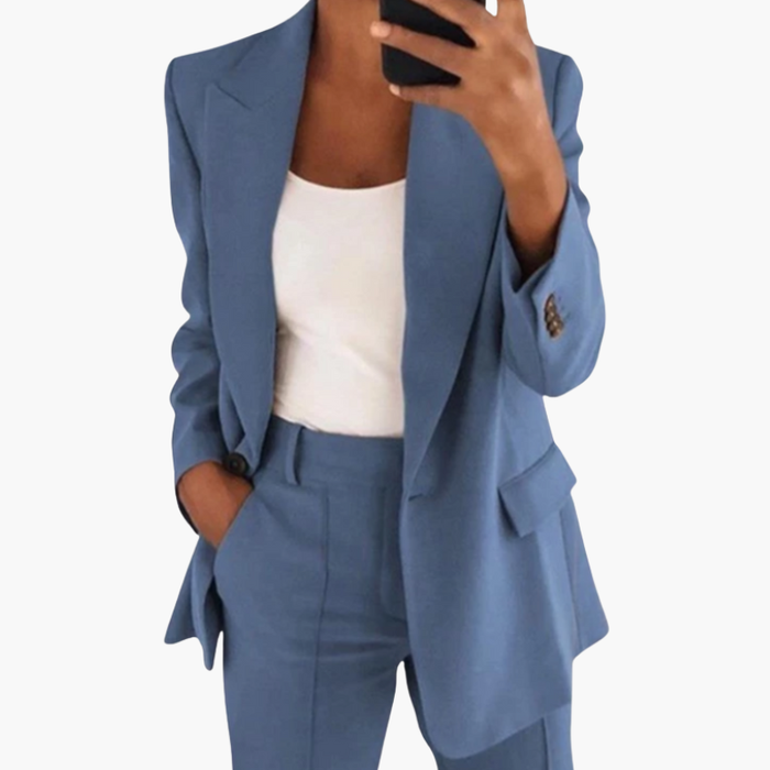 Ensemble pour femme avec blazer et pantalon à revers crantés et coupe ajustée