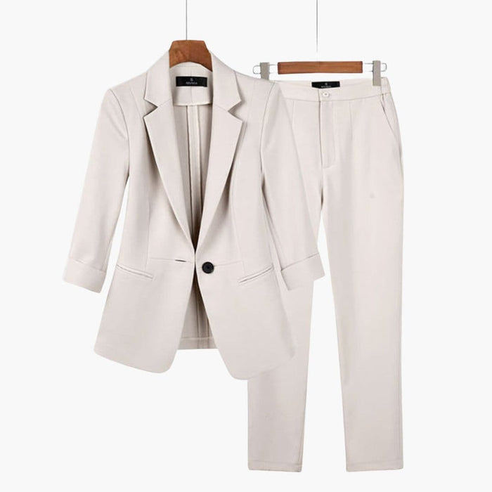 Damen-Büroensemble mit Blazer und figurbetonter Hose