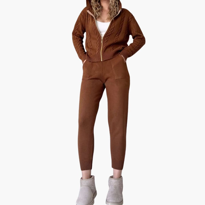 Completo in maglia da donna composto da giacca con cerniera e pantaloni a coste