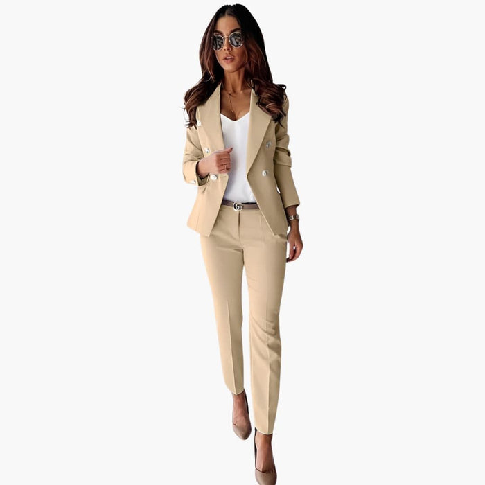 Completo da donna con giacca abbottonata e pantaloni dal taglio dritto