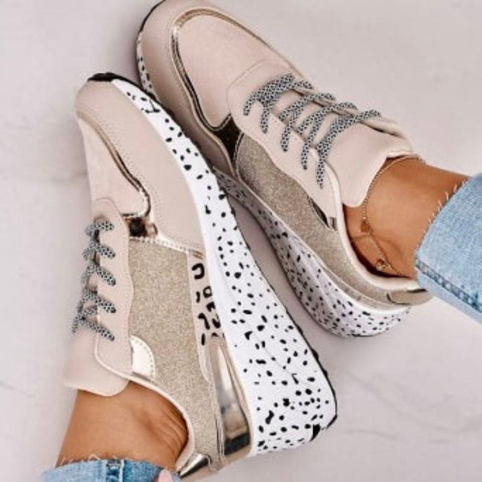 Damsneakers med ergonomisk sula och prickigt mönster