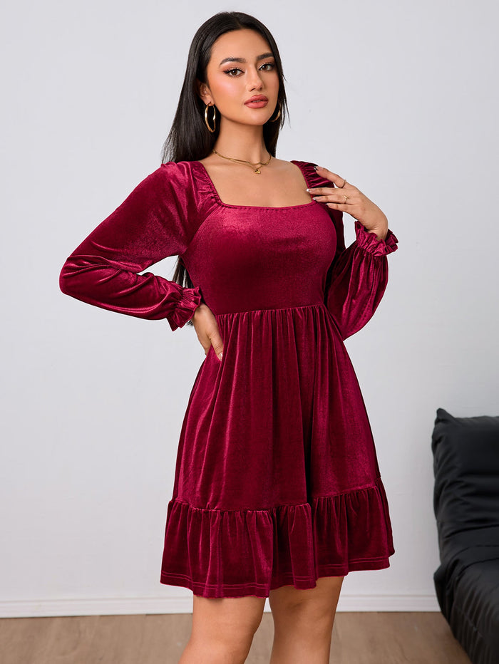Damen-Samtkleid mit quadratischem Ausschnitt und Puffärmeln