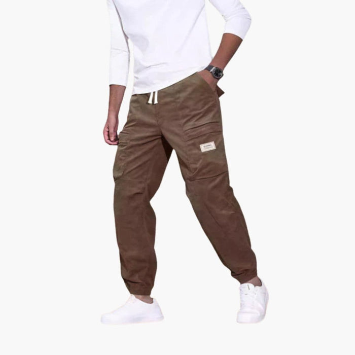 Herrenhose aus geripptem Material mit mehreren Taschen