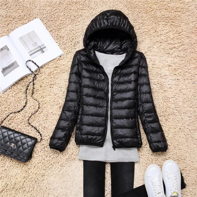 Doudoune ultralégère pour femme avec capuche et design compact
