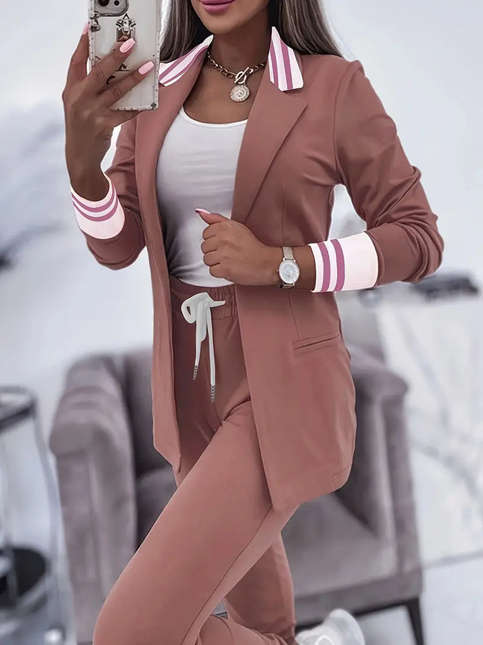 Completo da donna con blazer, dettaglio a righe e cintura da annodare