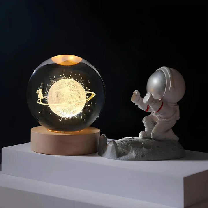Dekorativ Lampe med 3D-gravert Krystallkule
