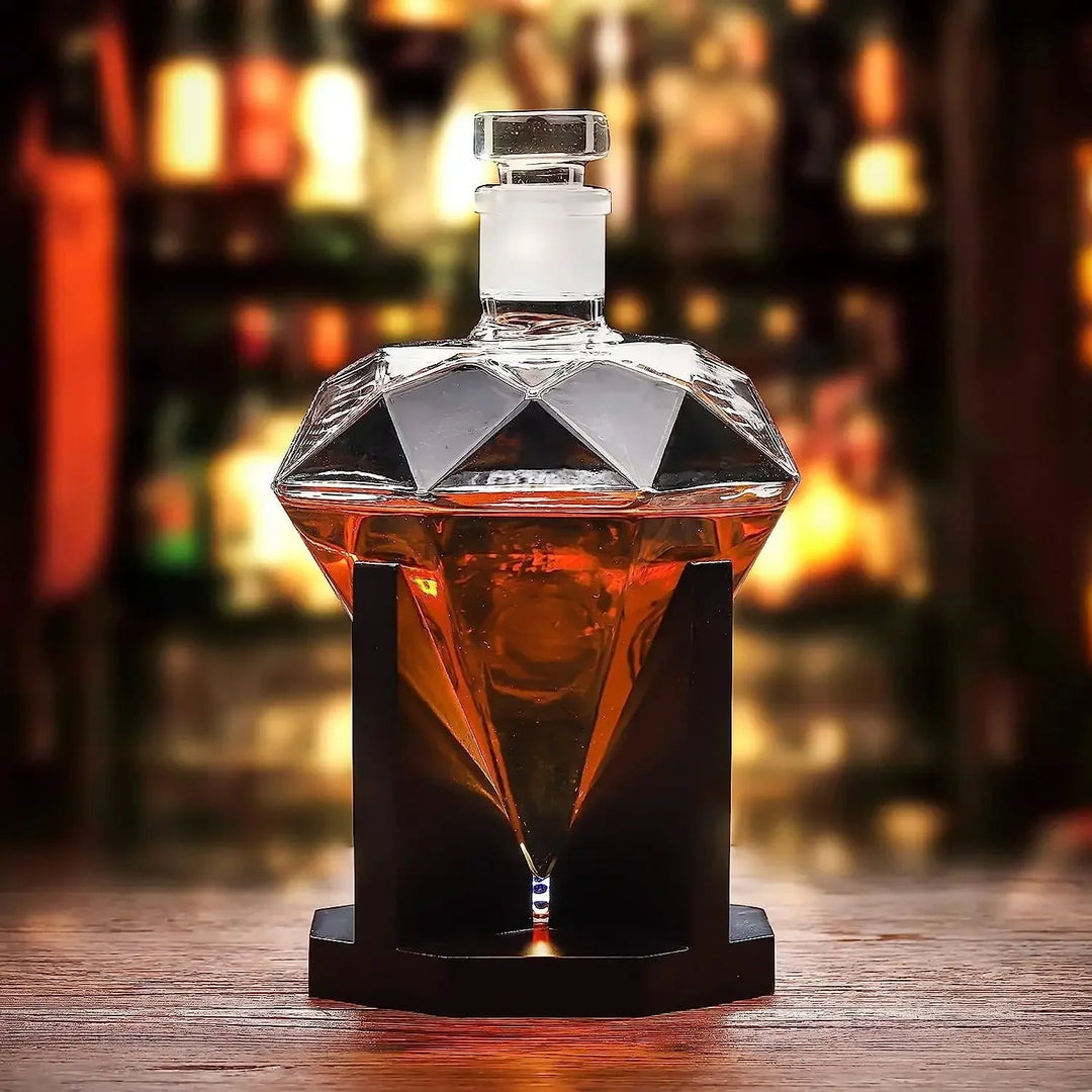 Elegant Diamantformet Whisky Karaffel for Menn med Treholder