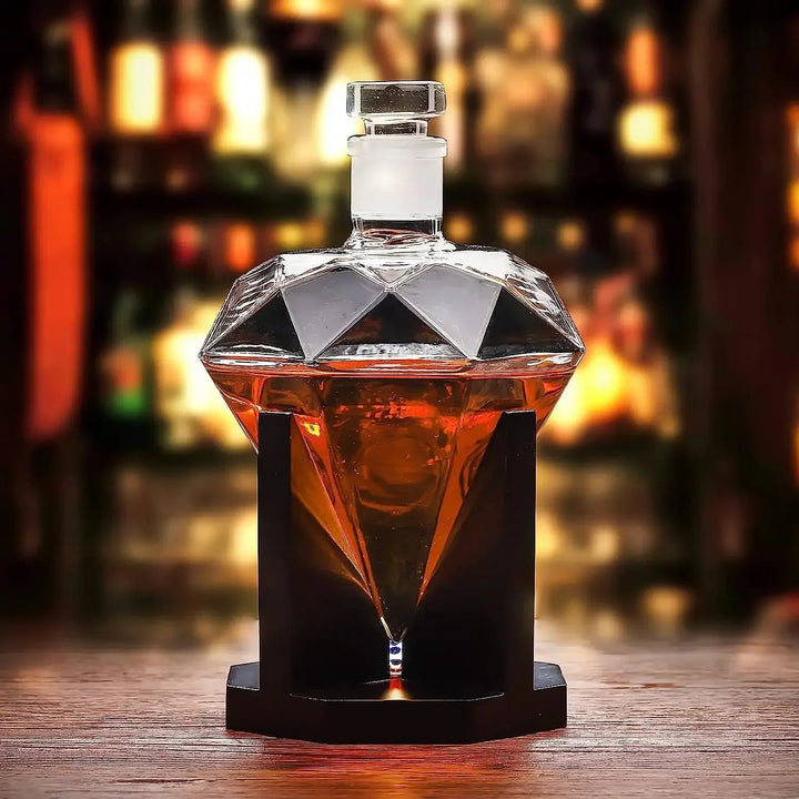 Elegant Diamantformet Whisky Karaffel for Menn med Treholder