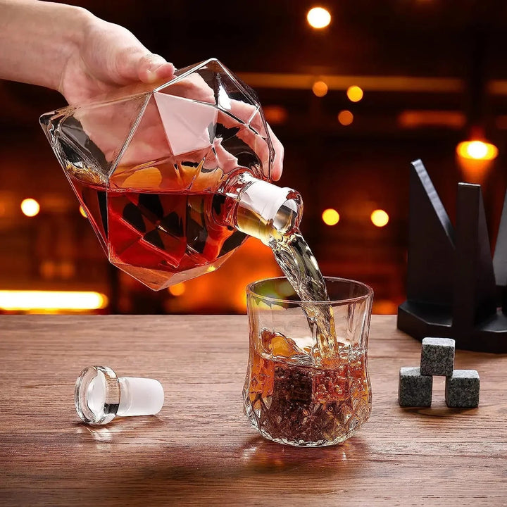 Elegant Diamantformet Whisky Karaffel for Menn med Treholder