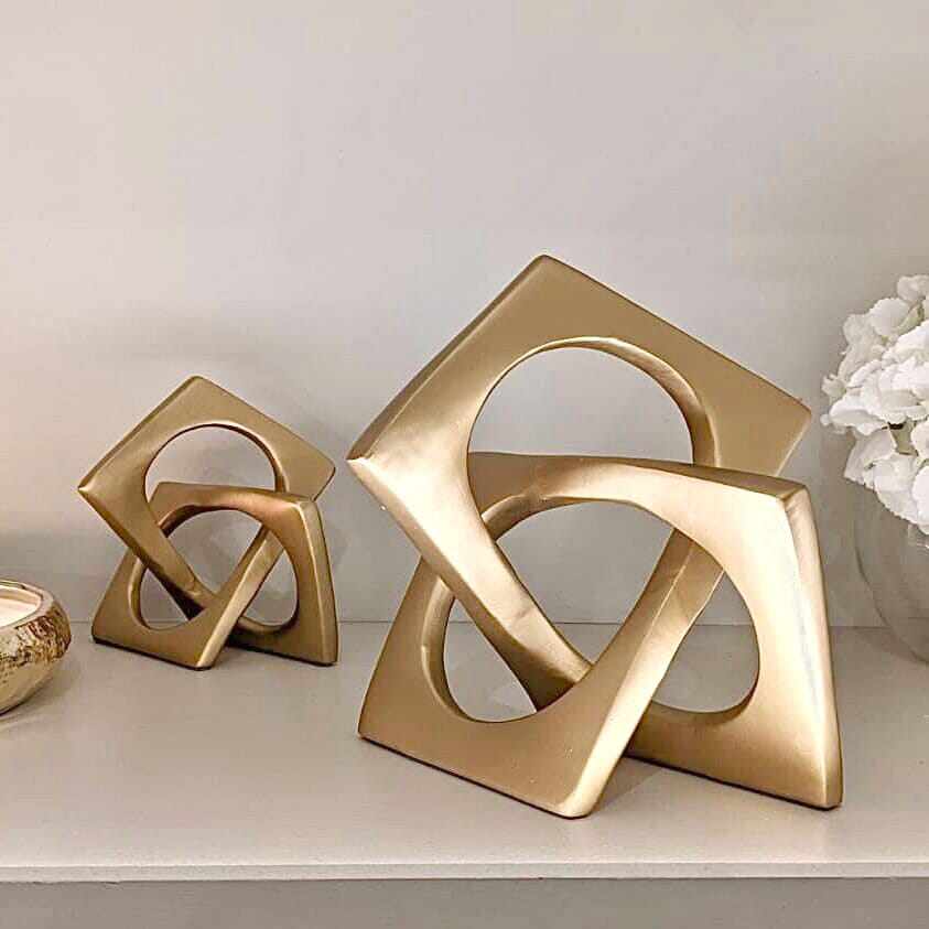 Elegant Knuteskulptur i Gull for Moderne Hjem