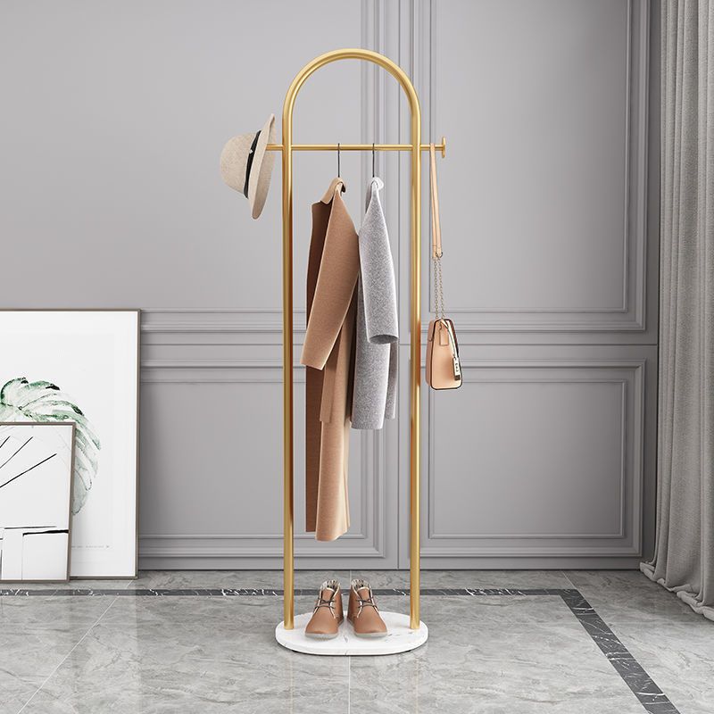 Elegant Frittstående Klesstativ med Gyllent Design og Marmorbase