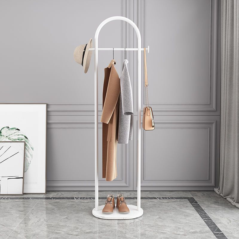 Elegant Frittstående Klesstativ med Gyllent Design og Marmorbase