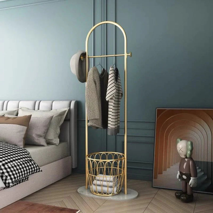 Elegant Frittstående Klesstativ med Gyllent Design og Marmorbase
