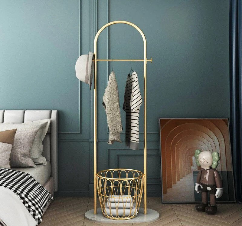 Elegant Frittstående Klesstativ med Gyllent Design og Marmorbase