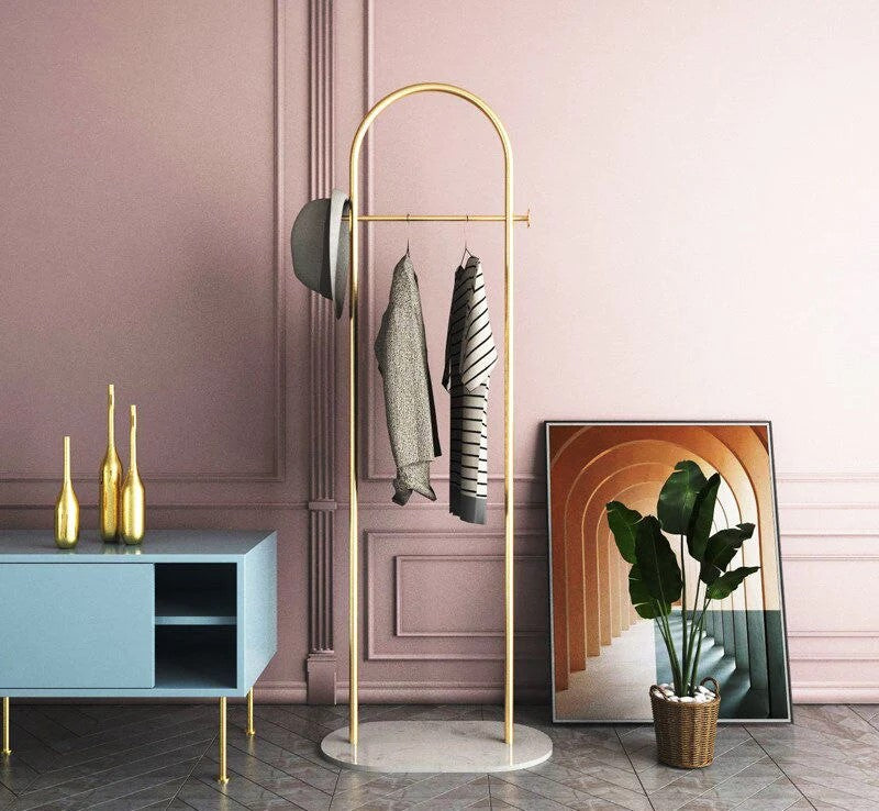Elegant Frittstående Klesstativ med Gyllent Design og Marmorbase
