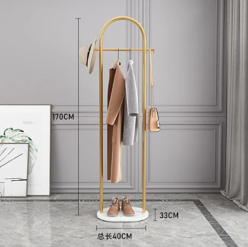 Elegant Frittstående Klesstativ med Gyllent Design og Marmorbase