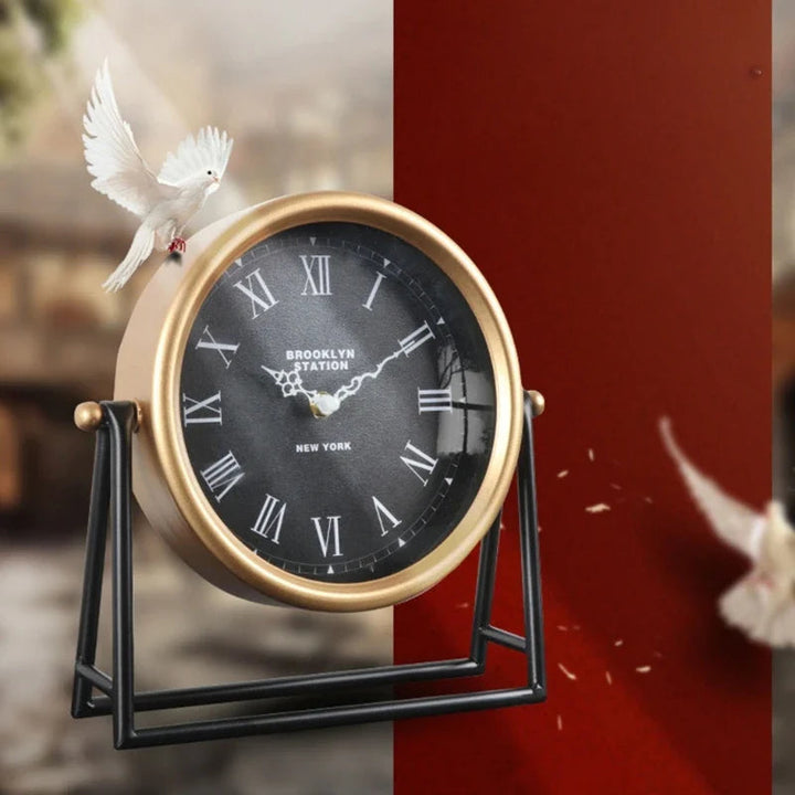 Elegant Retro Skrivebordsklokke i Metall – Tidløs Innredningsdetalj