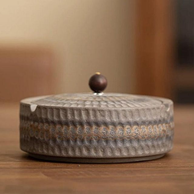Håndlaget Retro Askebeger med Lokk – Stil og Funksjonalitet