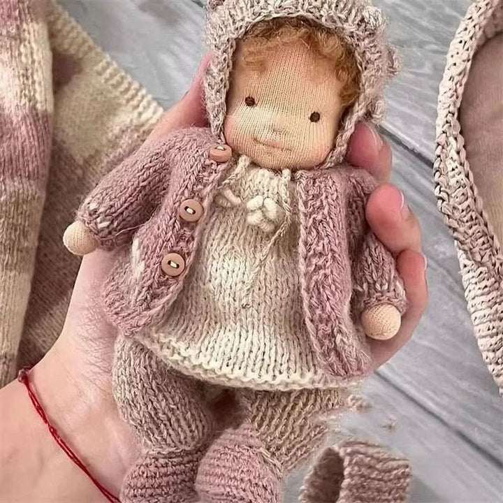 Håndlaget Waldorf-inspirert dukke for fantasifull lek – Inkludert tilbehør