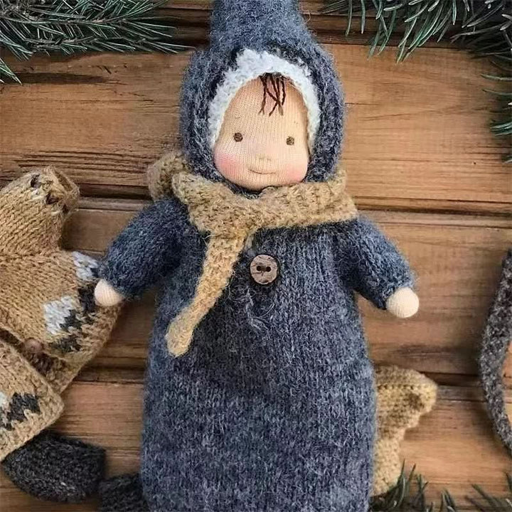 Håndlaget Waldorf-inspirert dukke for fantasifull lek – Inkludert tilbehør