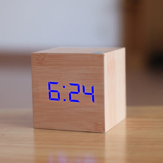 Minimalistisk digital vekkerklokke med LED-display