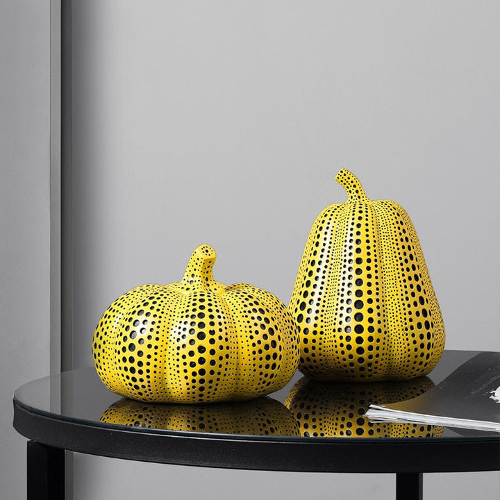 Minimalistisk Gresskar- og Dyreskulptur med Polkaprikker