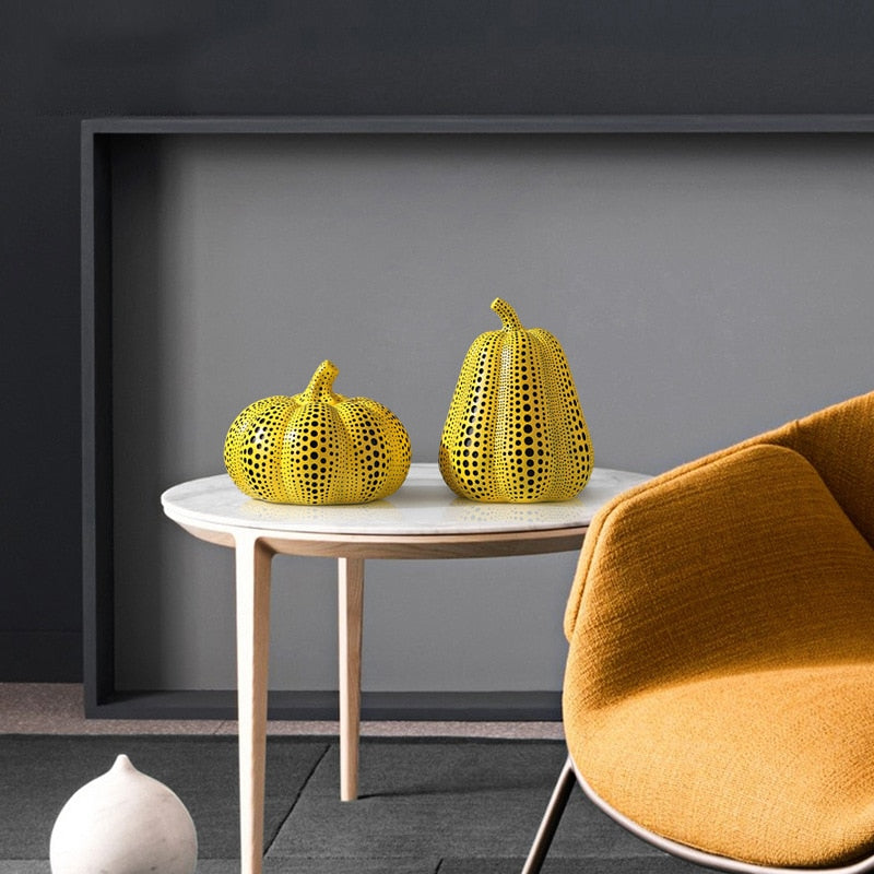 Minimalistisk Gresskar- og Dyreskulptur med Polkaprikker