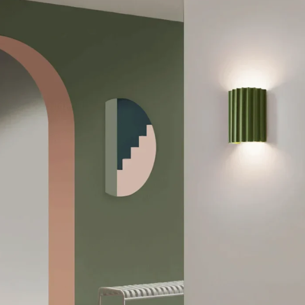 Minimalistisk Vegglampe i Flere Farger
