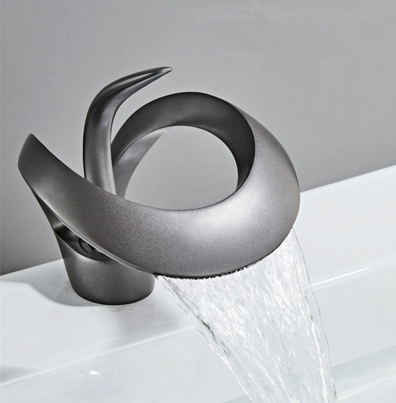 Moderne Baderomskran med Elegant Vannfall Design