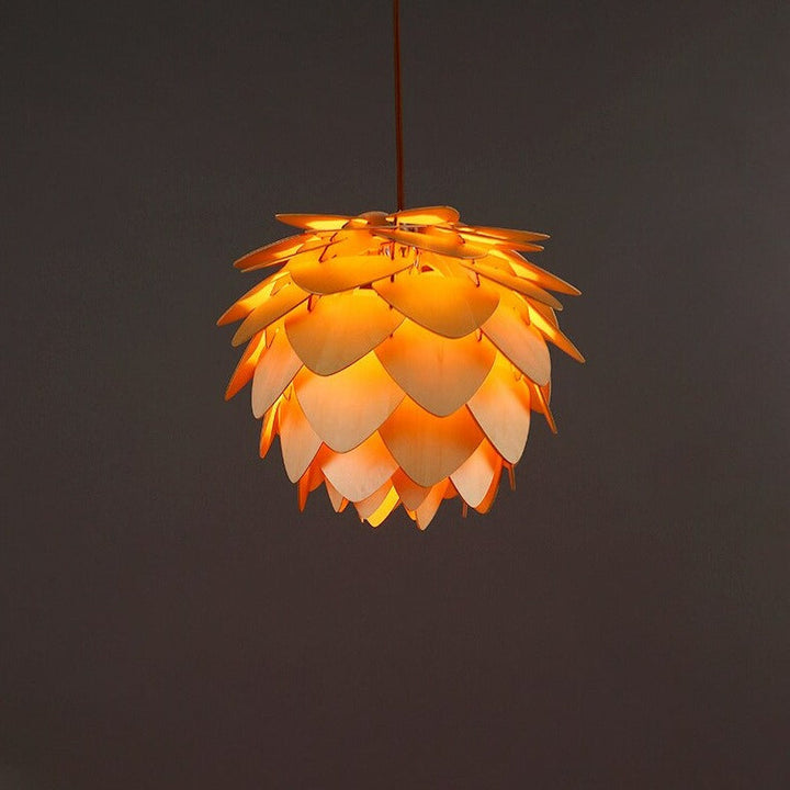 Naturlig Tre Pendellampe – Kongleformet Design