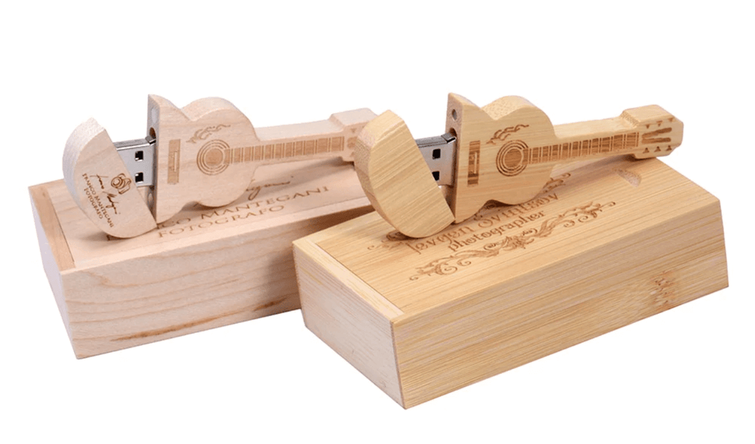 USB-minnepinne i tre gitarform